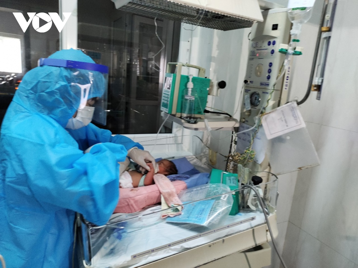 Mổ lấy con, cứu sản phụ mắc Covid-19 diễn tiến nặng ở Đắk Lắk
